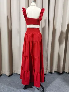 Rotes zweiteiliges Set mit Rüschen Crop Top und Stufenrock im eleganten französischen Stil.