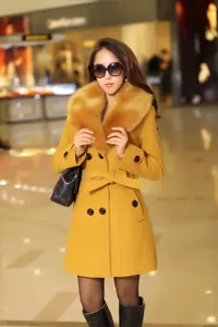 Vue détaillée du manteau laine jaune pour femmes avec grand col en fourrure et double boutonnage.