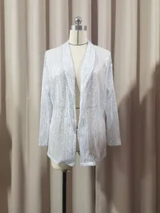 Détail du blazer blanc scintillant avec des sequins brillants et un col à revers élégant.