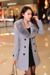 Manteau femme croisé en laine avec col en fourrure et coupe mi-longue pour un style chic et chaud.