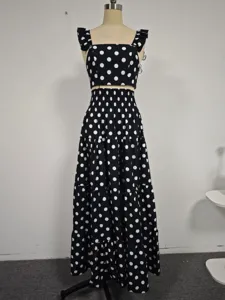 Detailansicht des schwarz-weißen Polka-Dot-Zweiteilers mit Crop-Top und langem Maxirock.