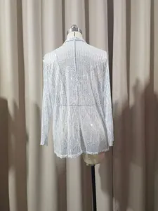Détail du dos du blazer à sequins argentés pour femme, veste scintillante élégante.