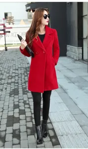 Εξωτερική σκηνή δρόμου που δείχνει λεπτομέρειες από κόκκινο μάλλινο παλτό.
