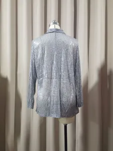 Vue arrière détaillée du blazer élégant en sequins argentés, veste scintillante coupe slim.