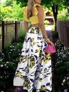 Rüschen-Crop-Top und florales Maxirock-Set, elegante Rückenansicht im Garten.