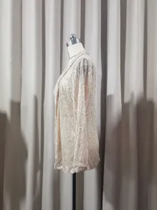 Détail de blazer à sequins, veste élégante brillante à manches longues, mode femme.