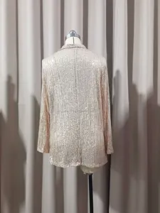 Vue arrière détaillée d'un blazer élégant à sequins scintillants pour femme, coupe ajustée.