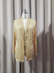 Femme blazer de soirée à paillettes doré élégant coupe slim manches longues ouvert.
