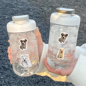 Bottiglia d'acqua shaker in plastica trasparente con adesivi per cuccioli e scala.