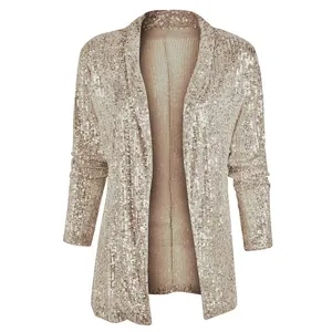 Vue en gros plan texture detail de la veste cardigan pailletee ouverte pour femme.