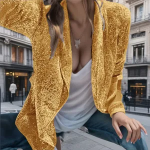 Vue détaillée d'une veste blazer à sequins dorés en extérieur, montrant sa texture brillante.