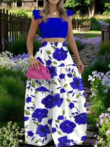 Zweiteiliges Damen Outfit, blaues Rüschen Top und weißer blauer Blumendruck Rock.