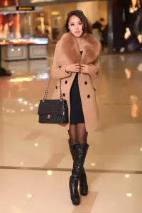 Élégant manteau d'hiver pour femme en laine croisé avec un grand col en fausse fourrure