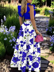 Zweiteiliges Damenset mit einfarbigem Rüschen-Camisole-Top und blauem Blumenlangrock.