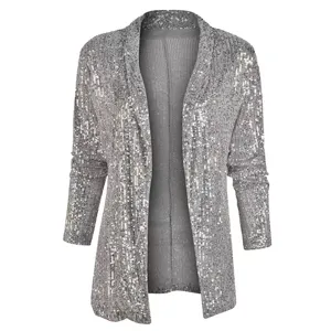 Détail de sequins argentés de la veste blazer élégante et slim pour femmes, étincelante.