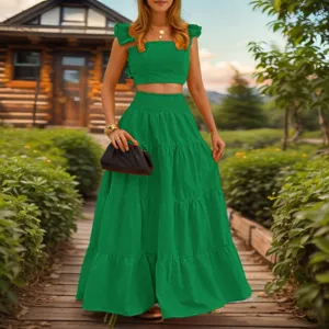 Einfarbiges grünes Zweiteiler-Outfit mit ärmellosem Rüschen-Top und gestuften Maxirock.