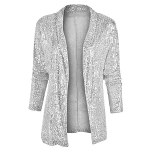 Vue détaillée d'un gilet à sequins argentés avec une texture scintillante.