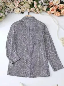 Vue détaillée d'un blazer femme à sequins argentés, veste élégante coupe slim ajustée.