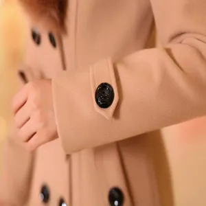 Gros plan sur la manche du manteau en laine pour femme avec un bouton et un beau tissu.