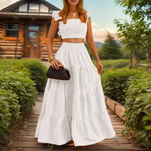 Weißes zweiteiliges Set Crop Top und gestufter Maxirock für Damen Sommer Mode Outfit.
