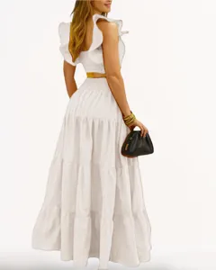 Detailaufnahme des eleganten einfarbigen Rüschen-Crop-Tops und langen Stufenrocks.