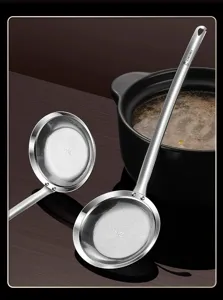 Cuillère écumoire en acier inoxydable pour filtrer facilement la mousse et la graisse.