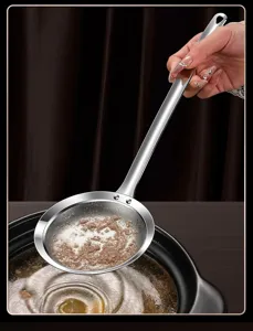 Écumoire en acier inoxydable, vue détaillée avec tamis ultra fin pour la cuisine.