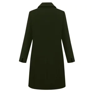 Détail du dos d'un manteau en laine vert foncé avec coupe structurée et boutons de manchette.