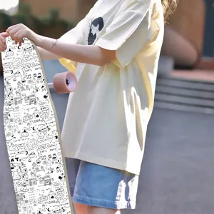 Detailansicht von niedlichen Katzen-Graffiti-Aufklebern auf Longboard-Oberfläche