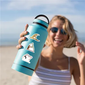 Detalle de coloridos adhesivos de graffiti de yoga mostrados en una botella azul en playa.