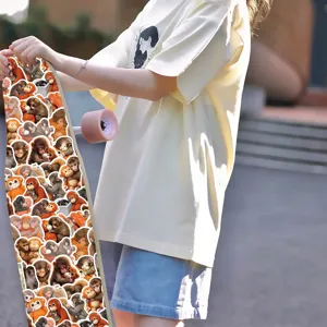 Personalisiertes Longboard Skateboard dekoriert mit süßen Affenstickern für Outdoor Sport.