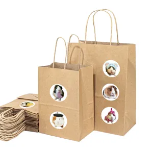 Kraftpapier Geschenktüten mit süßen Meerschweinchen Aufkleber Motiven, detailierte Ansicht.