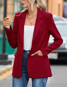 Vista detallada de la chaqueta burdeos casual, destacando el elegante cuello de solapa.