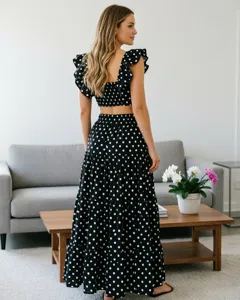 Schwarzes und weißes Pünktchen Zweiteiler-Set mit Rüschen-Crop-Top und Stufen-Maxi-Rock.