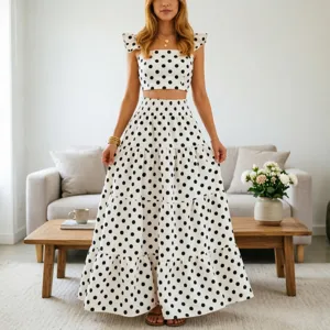 Detaillierte Ansicht des schwarz-weißen Polka-Dot-Zweiteilers mit Crop-Top und Maxirock.
