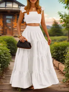 Weißes zweiteiliges Crop-Top und gestufter Maxirock Set für Damen, ideal für den Sommer.