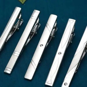 Pinces a cravate courtes argentees pour hommes, barrettes de cravate metalliques.