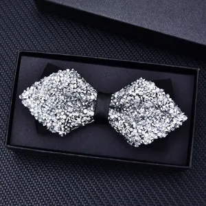 Nahaufnahme einer glitzernden Strass-Fliege in einer schwarzen Geschenkschachtel.