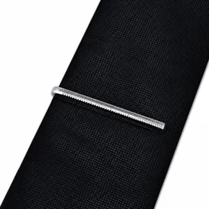 Dettaglio fermacravatta stretto in argento, elegante accessorio business formale uomo.