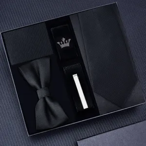 Detail van de zwarte heren stropdas set met stropdas, vlinderdas en manchetknopen in doos.