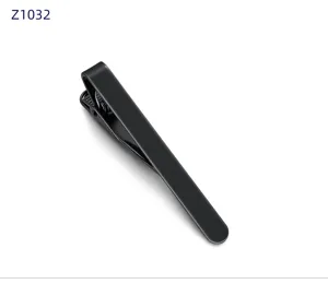Vue détaillée de l'élégante pince à cravate en métal noir au design minimaliste épuré.