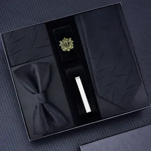 Zwarte stropdas cadeaupakket voor heren met vlinderdas, pochet en manchetknopen.