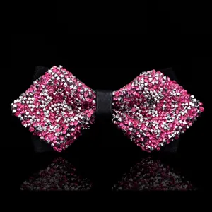 Glitzernde Strass Fliege fuer Kinder Party und festliche Auftritte im Alltag an.