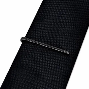 Elegante fermacravatta nero in metallo da uomo, accessorio di stile per abiti formali e affari.