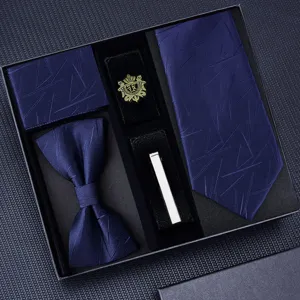 Gedetailleerd overzicht van de blauwe heren stropdas set met textuur stropdas en accessoires.