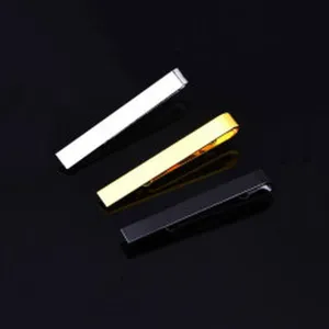 Vue détaillée de pinces à cravate métalliques courtes de 4 cm pour hommes, argent, or et noir.
