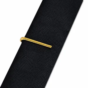 Elegante fermacravatta dorato da uomo, design sottile ed elegante per abiti formali.