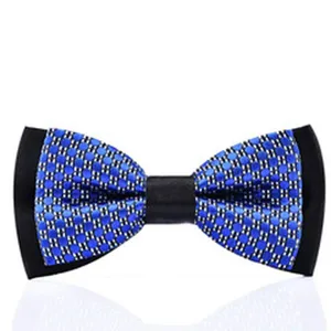 Blau schwarze gemusterte Fliege Detailaufnahme, ideal fur Schulerauffuhrungen und Party.