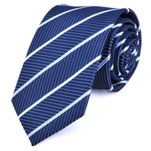 Primo piano dettagliato di una cravatta classica a righe blu scuro con trama di tessuto.