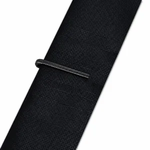 Elegante fermacravatta sottile nero canna di fucile, dettaglio per abito da lavoro maschile.